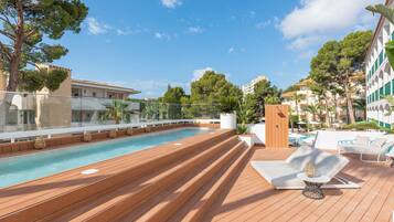 Een buitenzwembad, parasols voor strand/zwembad