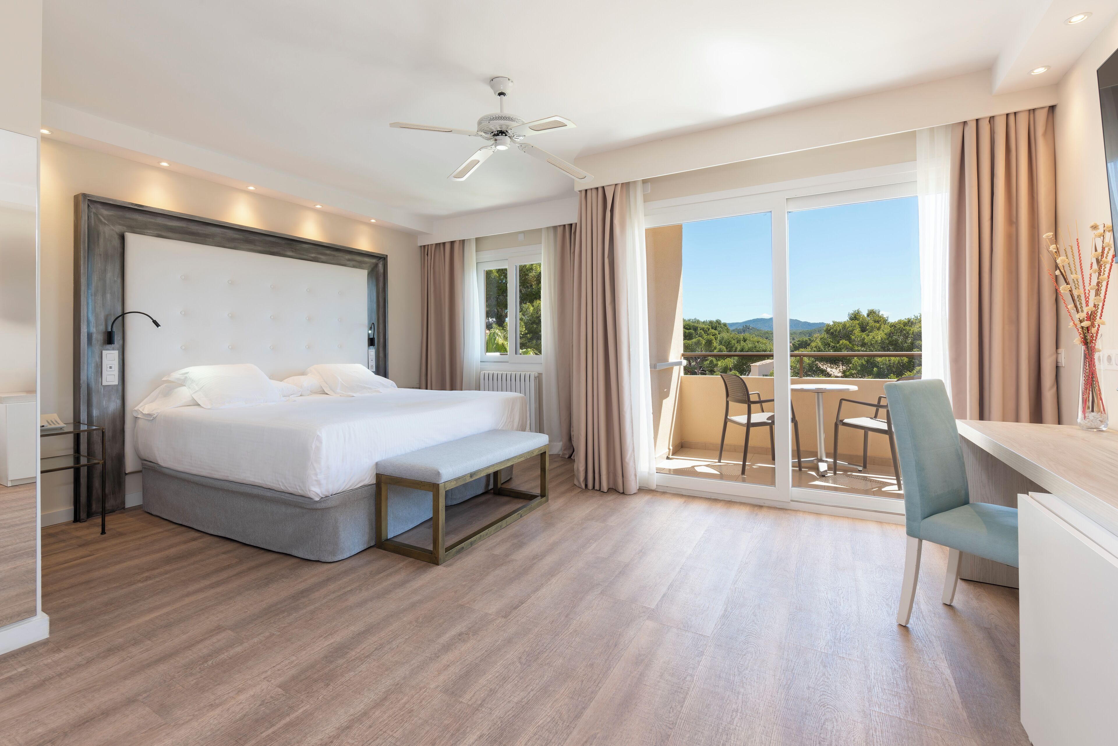 Luxe beddengoed, een bureau, geluiddichte muren, gratis wifi
