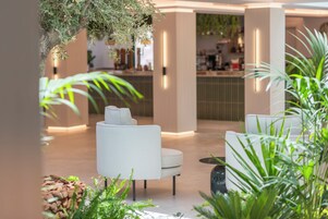 Bar junto a la piscina