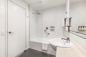 Combined shower/bathtub, free toiletries, hair dryer, towels - Adina Apartment Hotel Perth - Barrack Plaza (Perth)