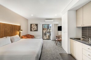 Minibar, caja de seguridad en la habitación y escritorio 