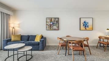 1 dormitorio, minibar, caja fuerte y escritorio