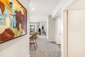 1 多间卧室、迷你吧、客房内保险箱、办公桌