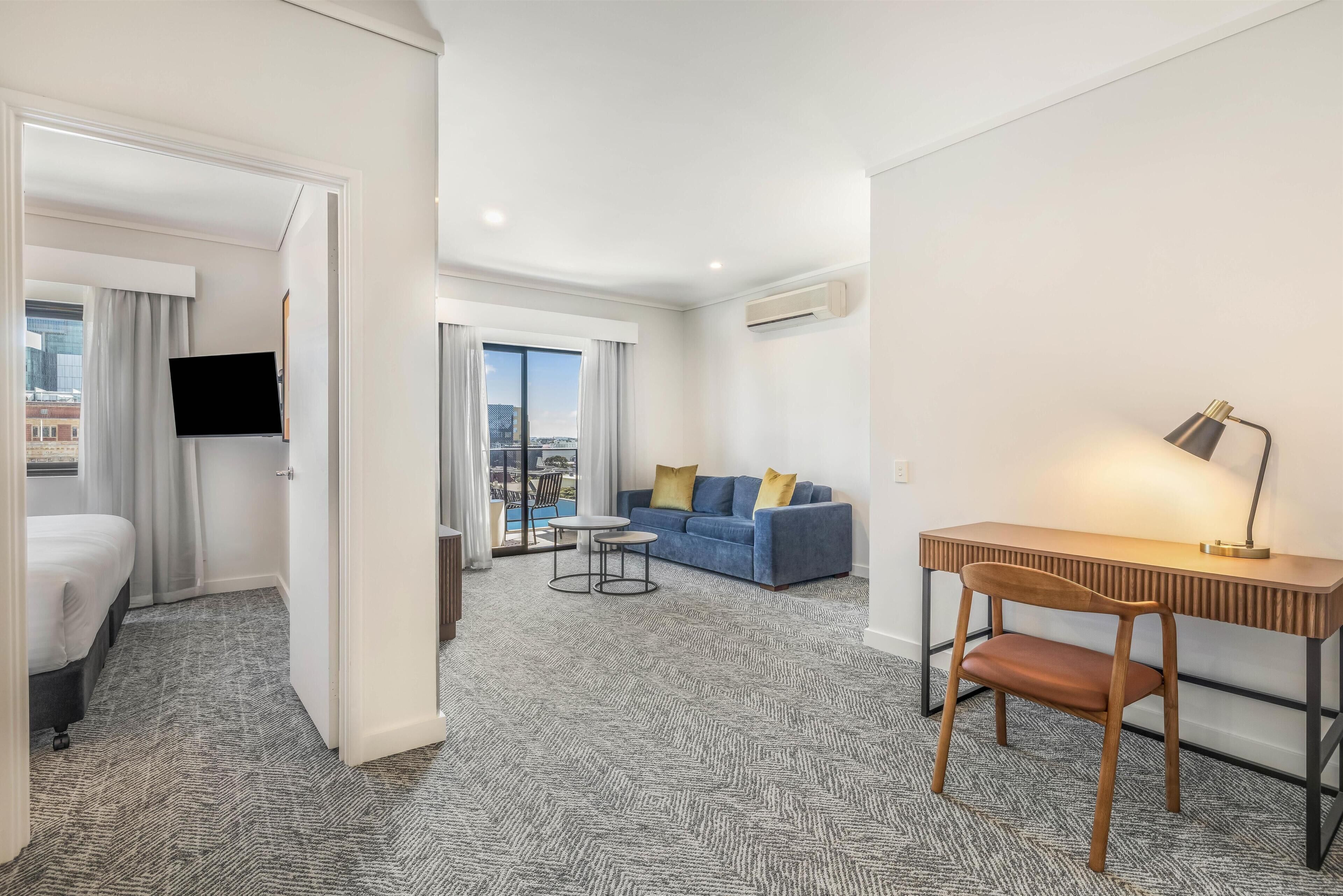 Minibar, coffres-forts dans les chambres, bureau, rideaux occultants