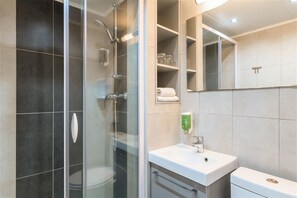 Shower, free toiletries, hair dryer, towels - FH CONFORT ARENA  (Orléans)
