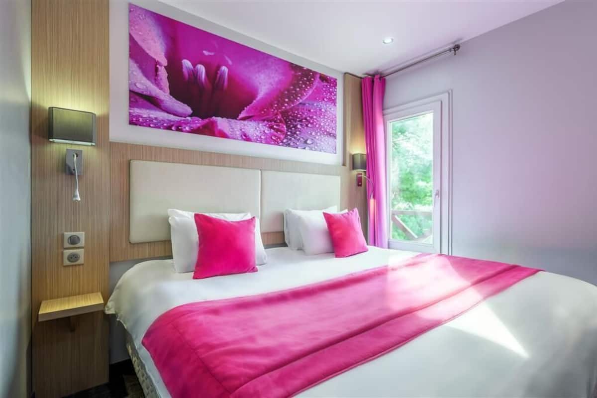 Standard Double Room, 1 Queen Bed, Non Smoking | Premium bedding, desk, iron/ironing board, travel crib