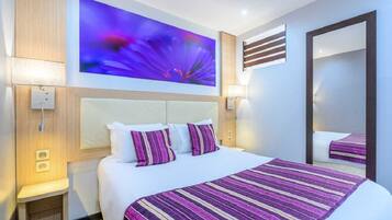 Seprai premium, meja kerja, setrika/meja setrika, dan tempat tidur bayi
