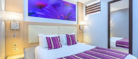 Literie de qualité, bureau, fer et planche à repasser