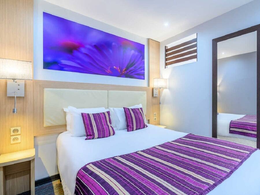 Biancheria da letto di alta qualità, una scrivania, ferro/asse da stiro