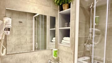 Ducha, artículos de higiene personal gratuitos y secador de pelo