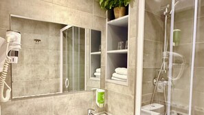 Ducha, artículos de higiene personal gratuitos y secador de pelo