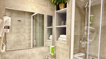 Ducha, artículos de tocador gratuitos, secador de pelo, toallas