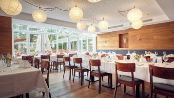 Lunch and dinner served, Regional cuisine