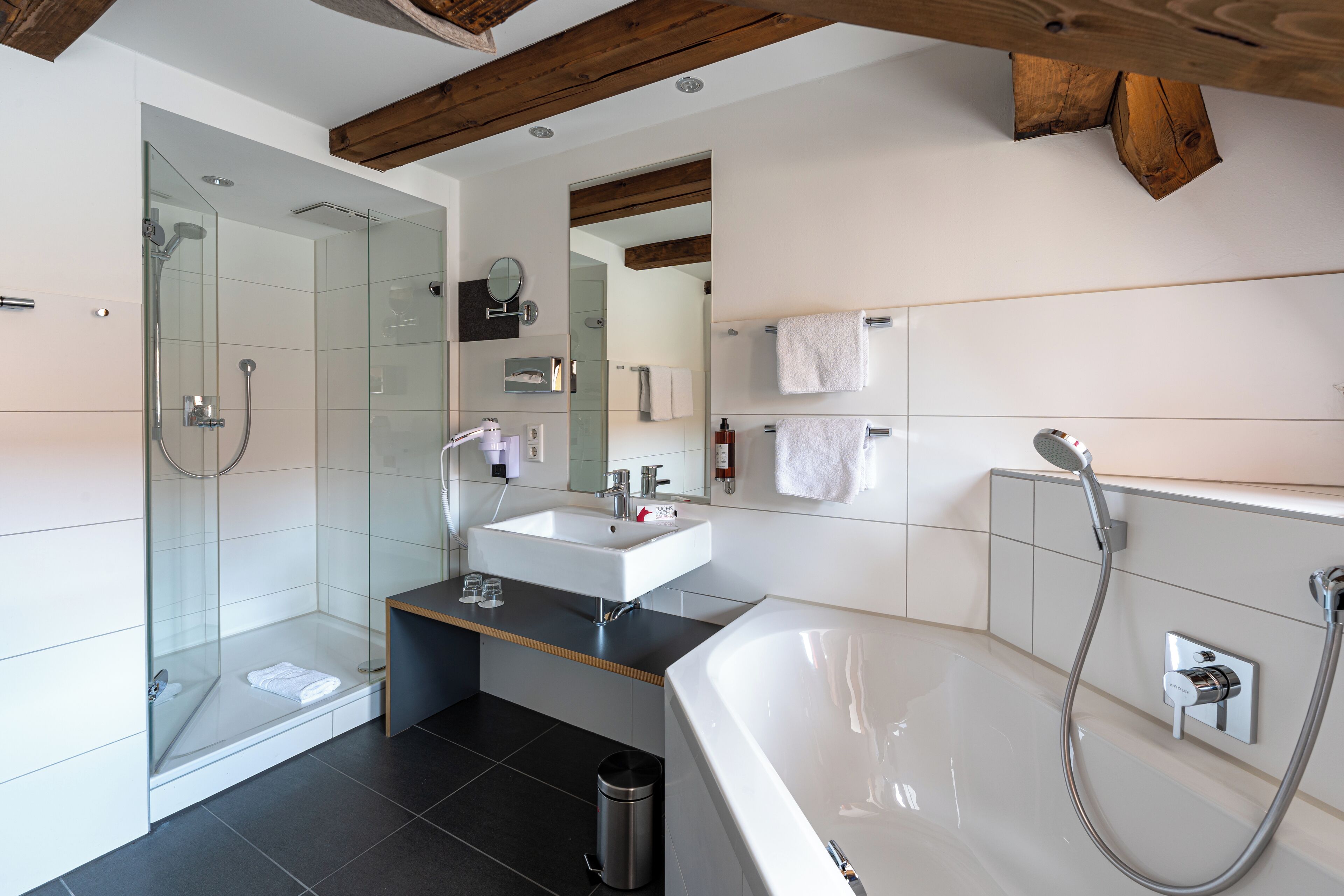 deluxe suite, 1 bedroom | bathroom | shower, free toiletries, hair dryer, towels