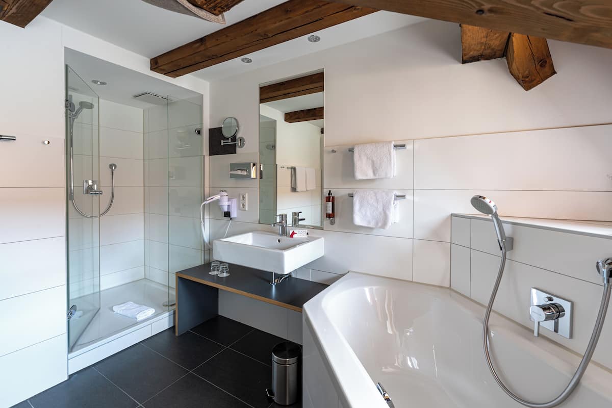 deluxe suite, 1 bedroom | bathroom | shower, free toiletries, hair dryer, towels