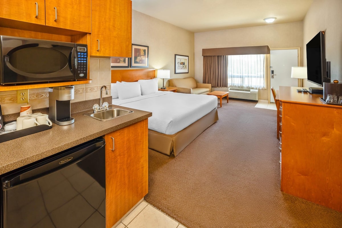 أغطية فراش متميزة وأسرّة بطبقة علوية مريحة ومكتب وتجهيزات عازلة للصوت