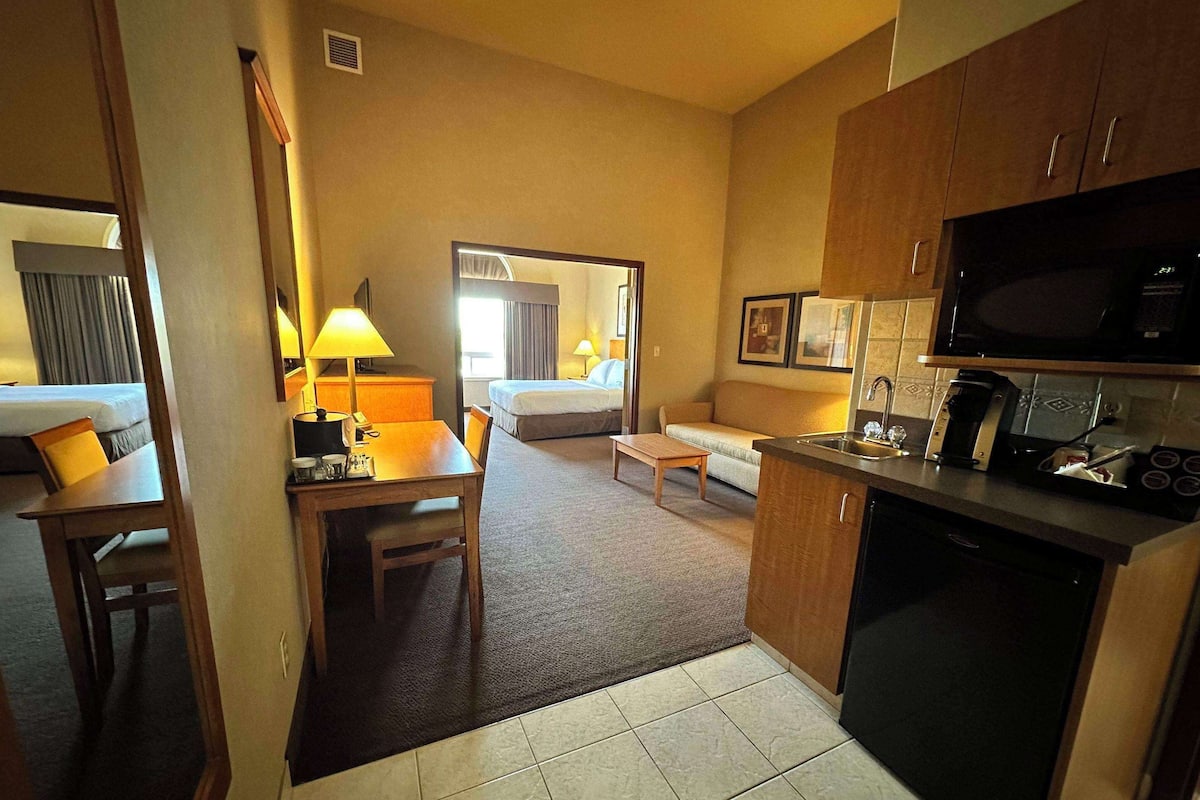 Suite, 1 Queen Bed with Sofa bed, Non Smoking | Premium bedding, pillow-top beds, desk, soundproofing