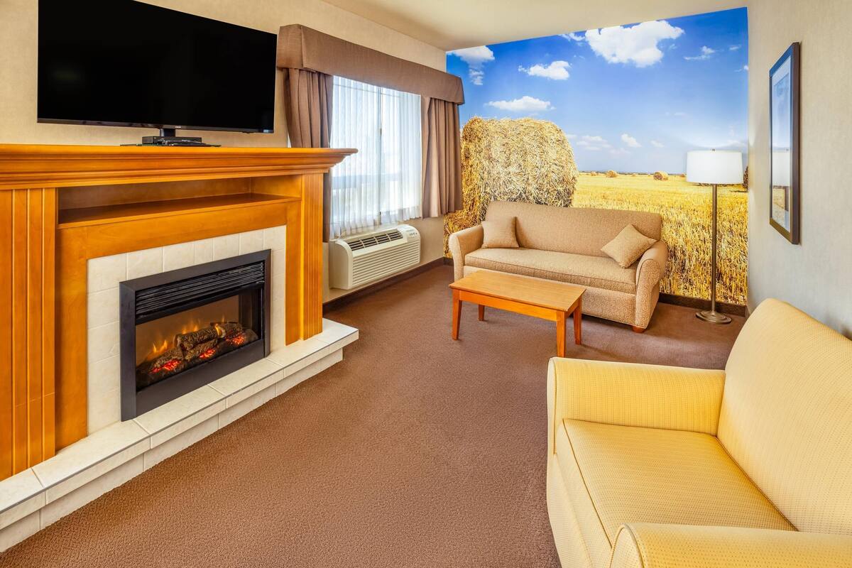 Suite, 1 King Bed, Non Smoking | Premium bedding, pillow-top beds, desk, soundproofing