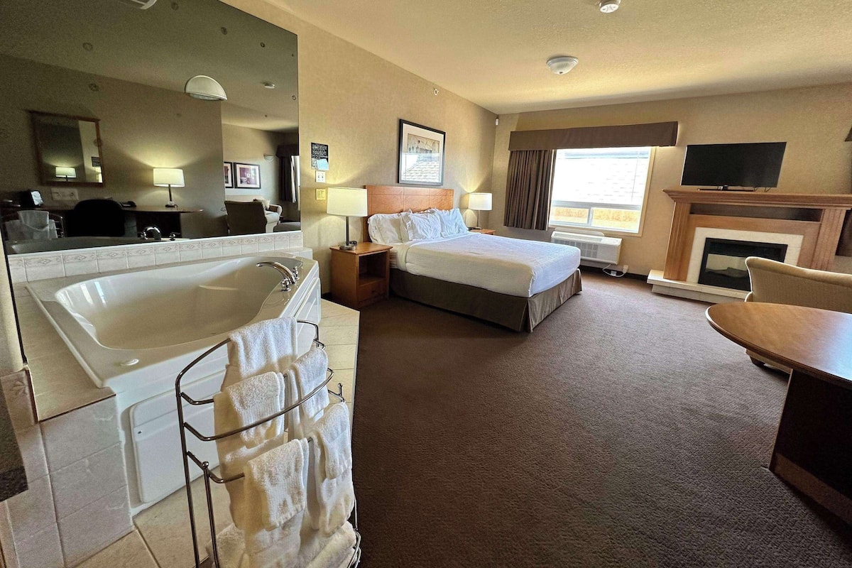 Suite, 1 King Bed, Non Smoking | Premium bedding, pillow-top beds, desk, soundproofing