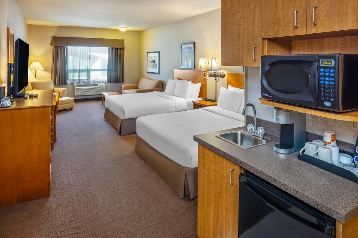 أغطية فراش متميزة وأسرّة بطبقة علوية مريحة ومكتب وتجهيزات عازلة للصوت