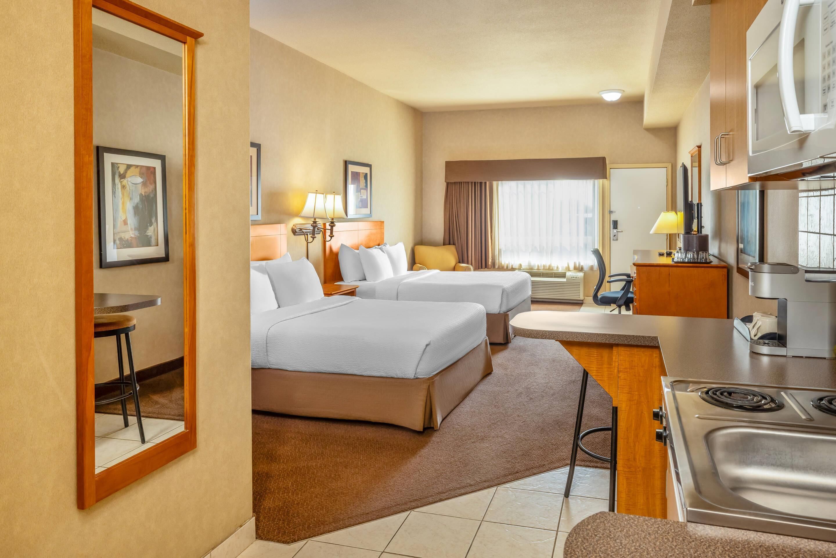 Chambre, 2 grands lits, non-fumeurs (Efficiency) | Literie de qualité supérieure, surmatelas, bureau, chambres insonorisées