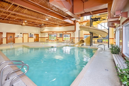 Indoor pool. Clarion Pointe