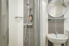 Bruser, gratis toiletartikler, hårtørrer, håndklæder