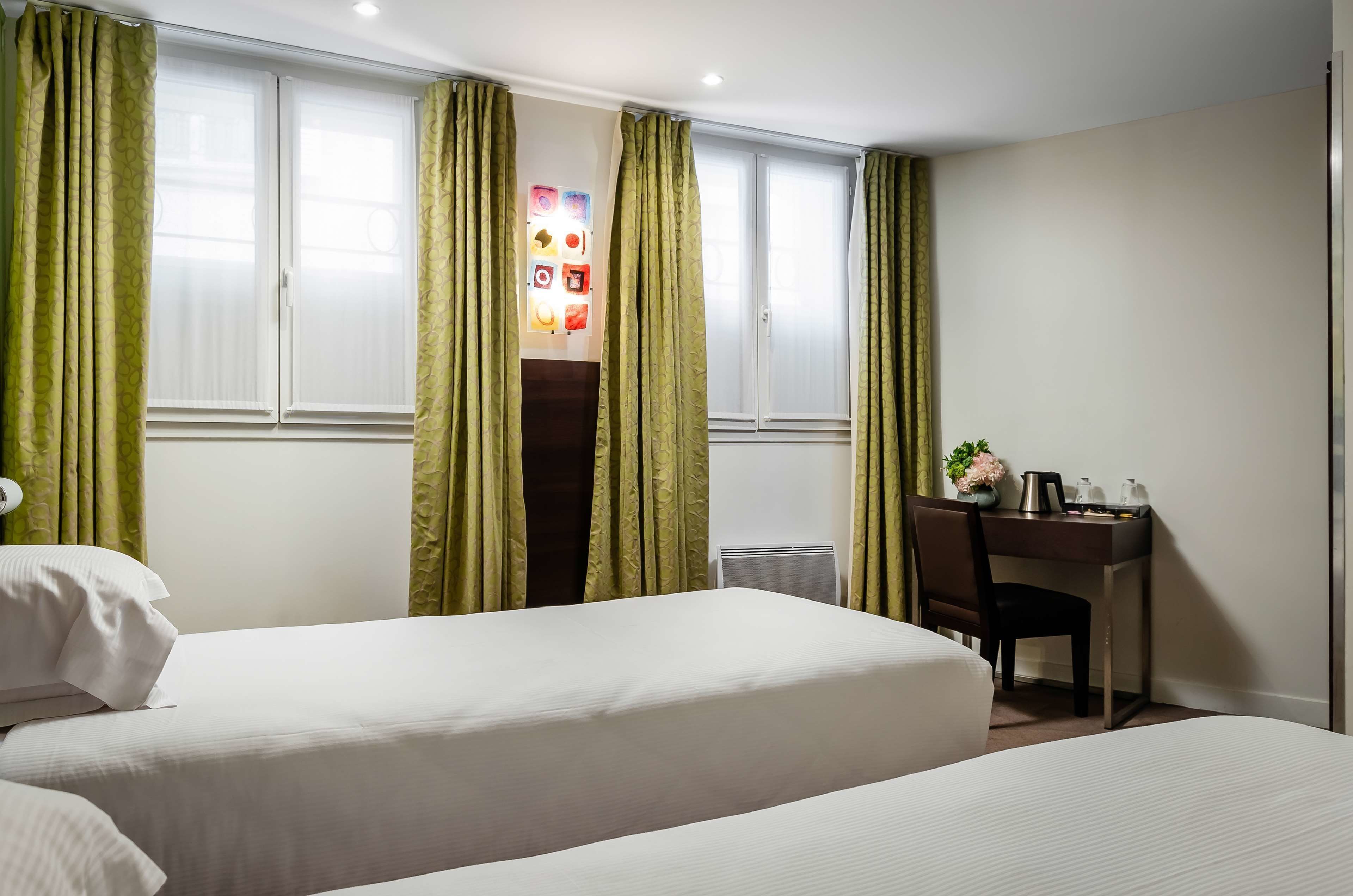 Minibar, caja de seguridad en la habitación y escritorio 