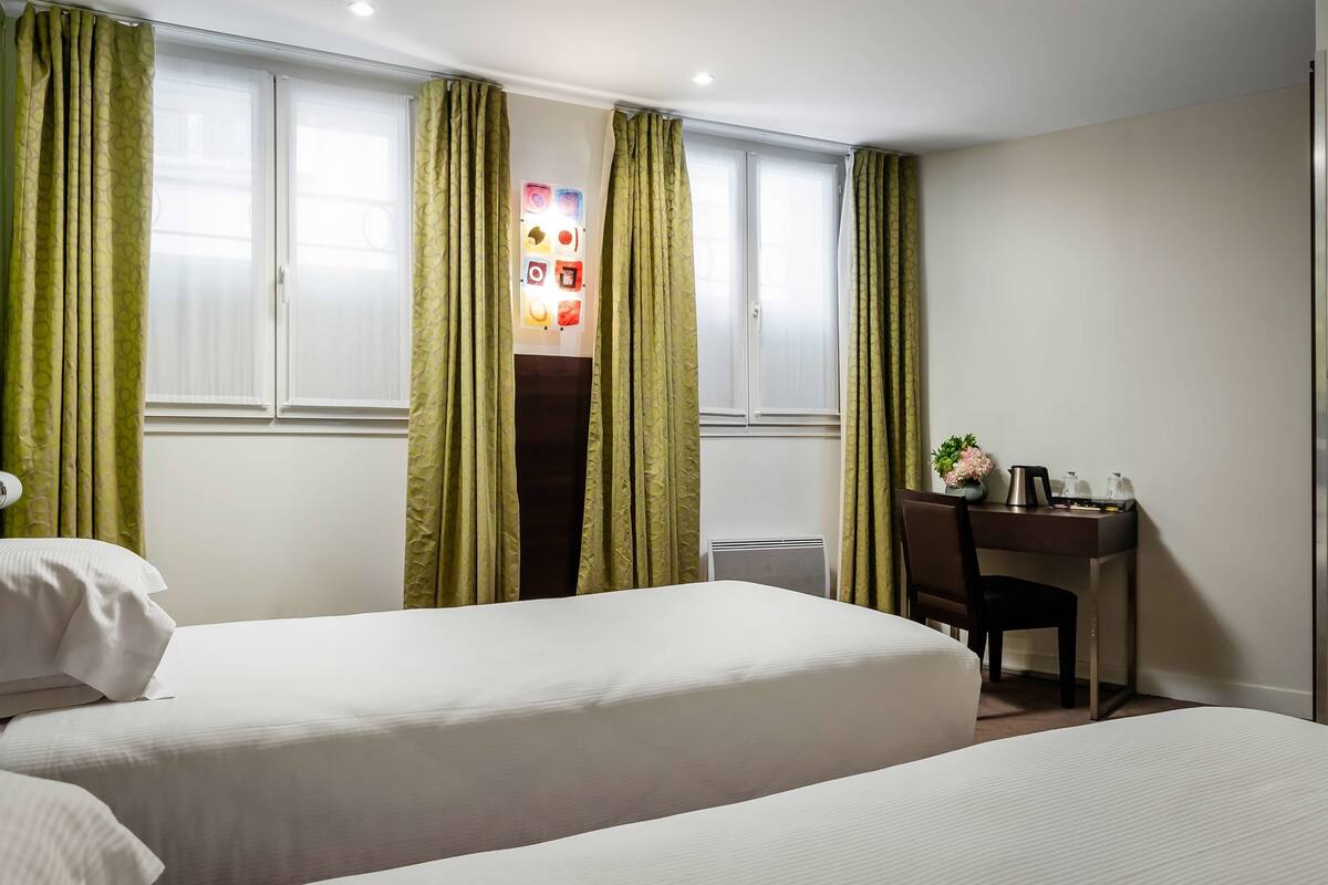 Minibar, caja de seguridad en la habitación y escritorio