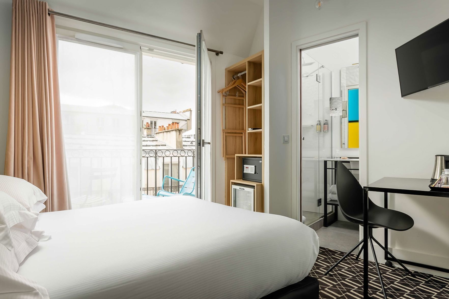 Minibar, caja de seguridad en la habitación y escritorio 