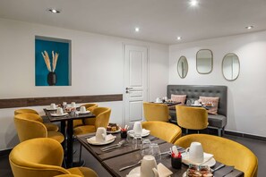 Desayuno buffet diario (EUR 17 por persona)