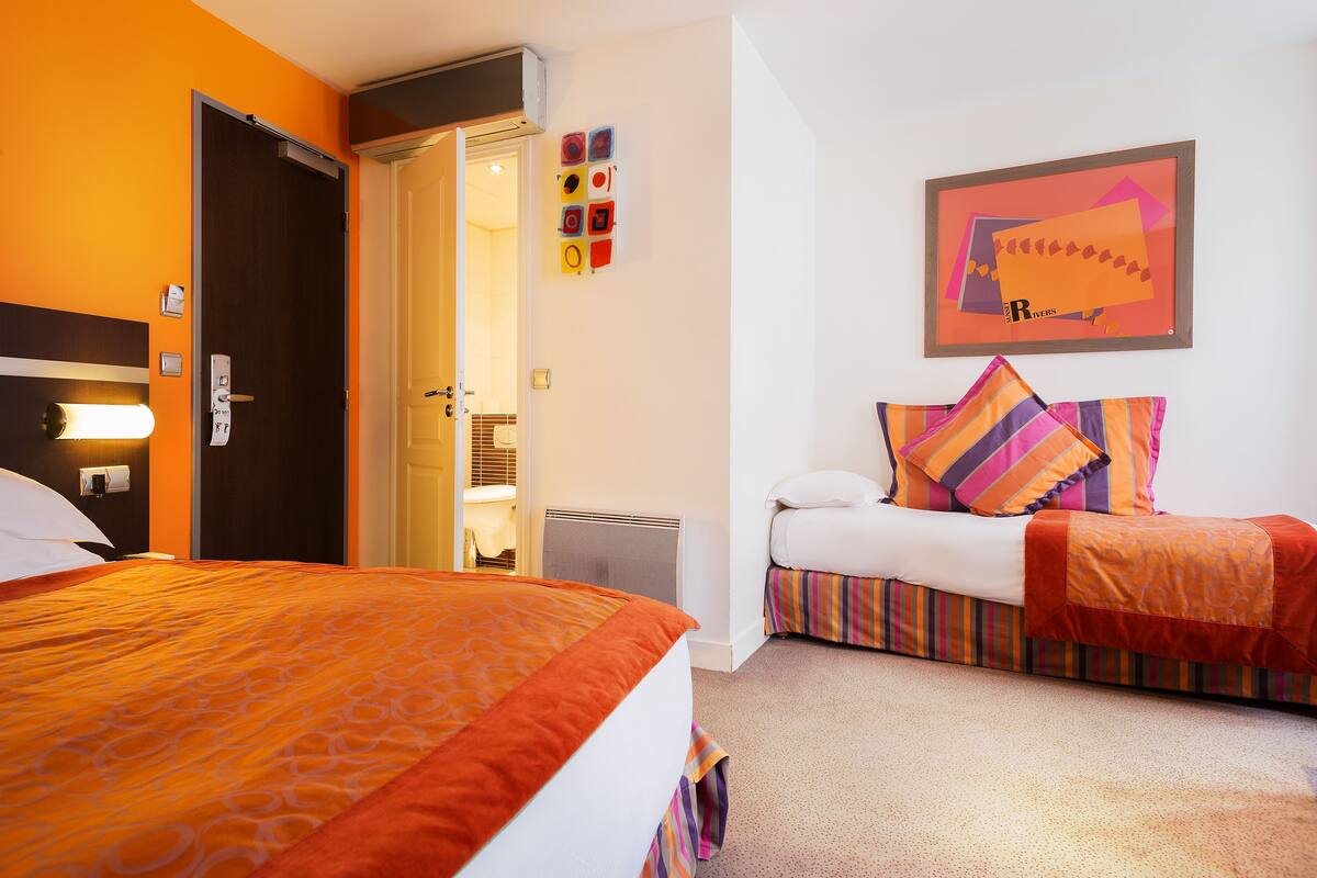 Minibar, caja de seguridad en la habitación y escritorio