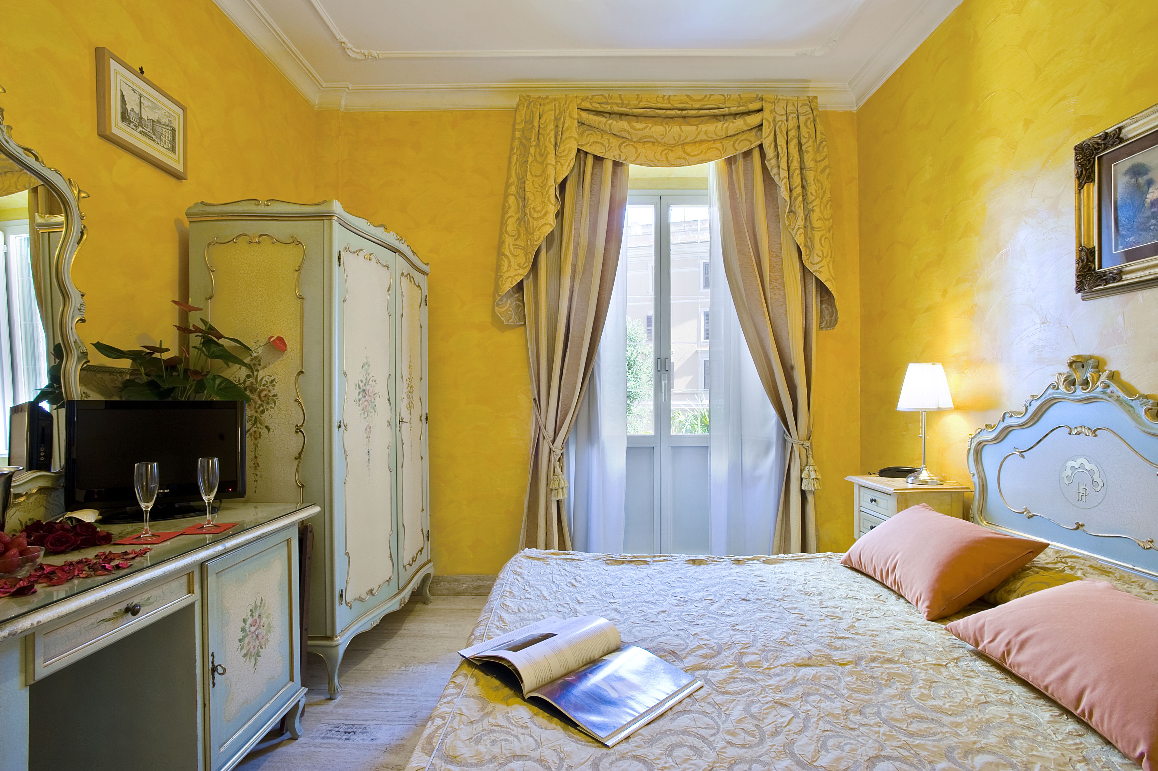 Kamar Double Standar | Brankas, meja kerja, tirai kedap cahaya, dan setrika/meja setrika