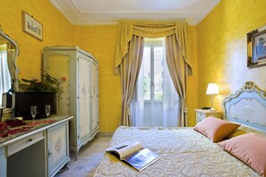 Coffres-forts dans les chambres, bureau, rideaux occultants