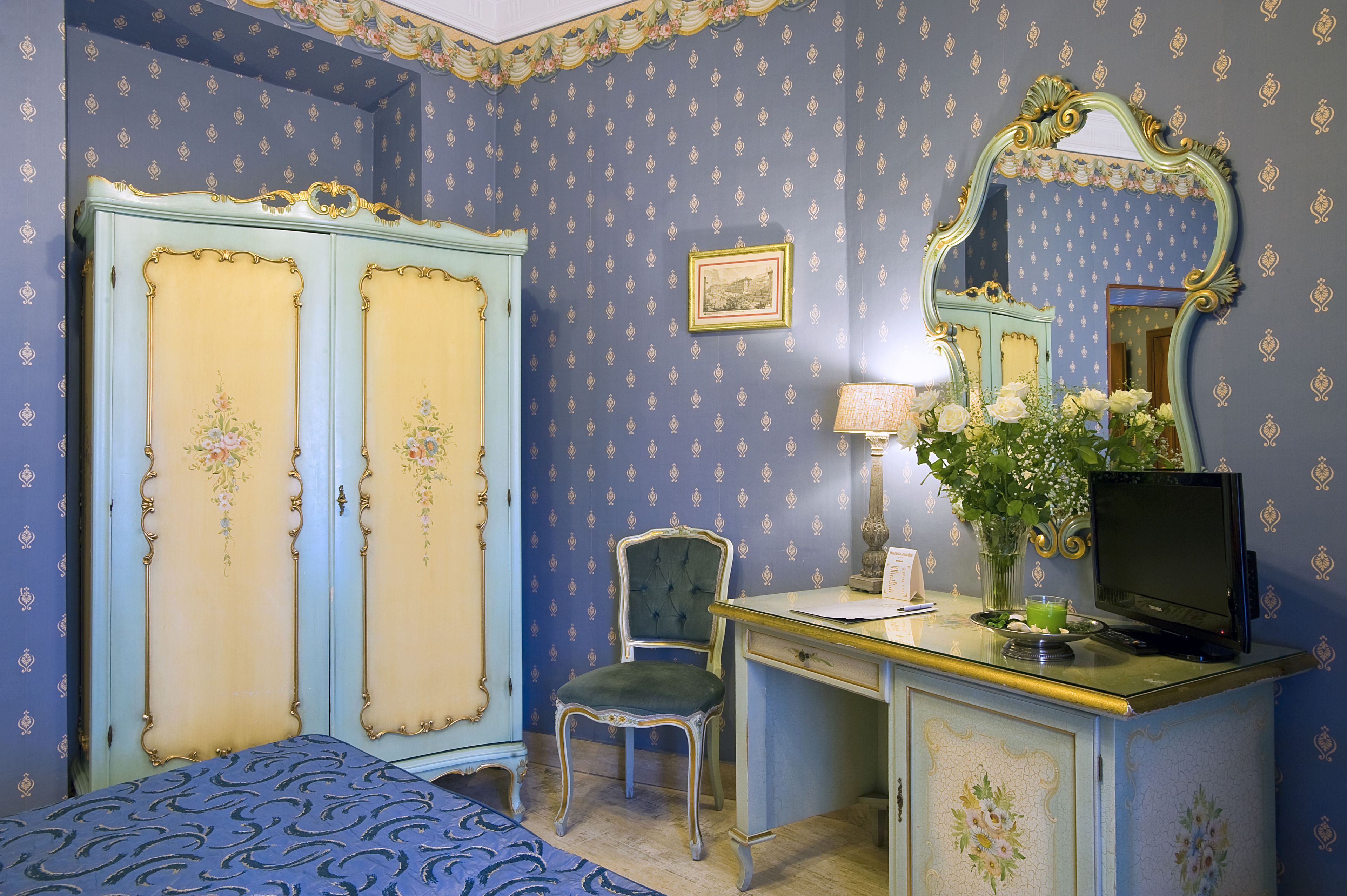 standard double room | living area | tv