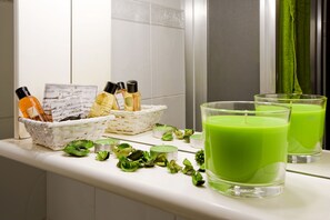 Een douche, een regendouche, gratis toiletartikelen, een haardroger