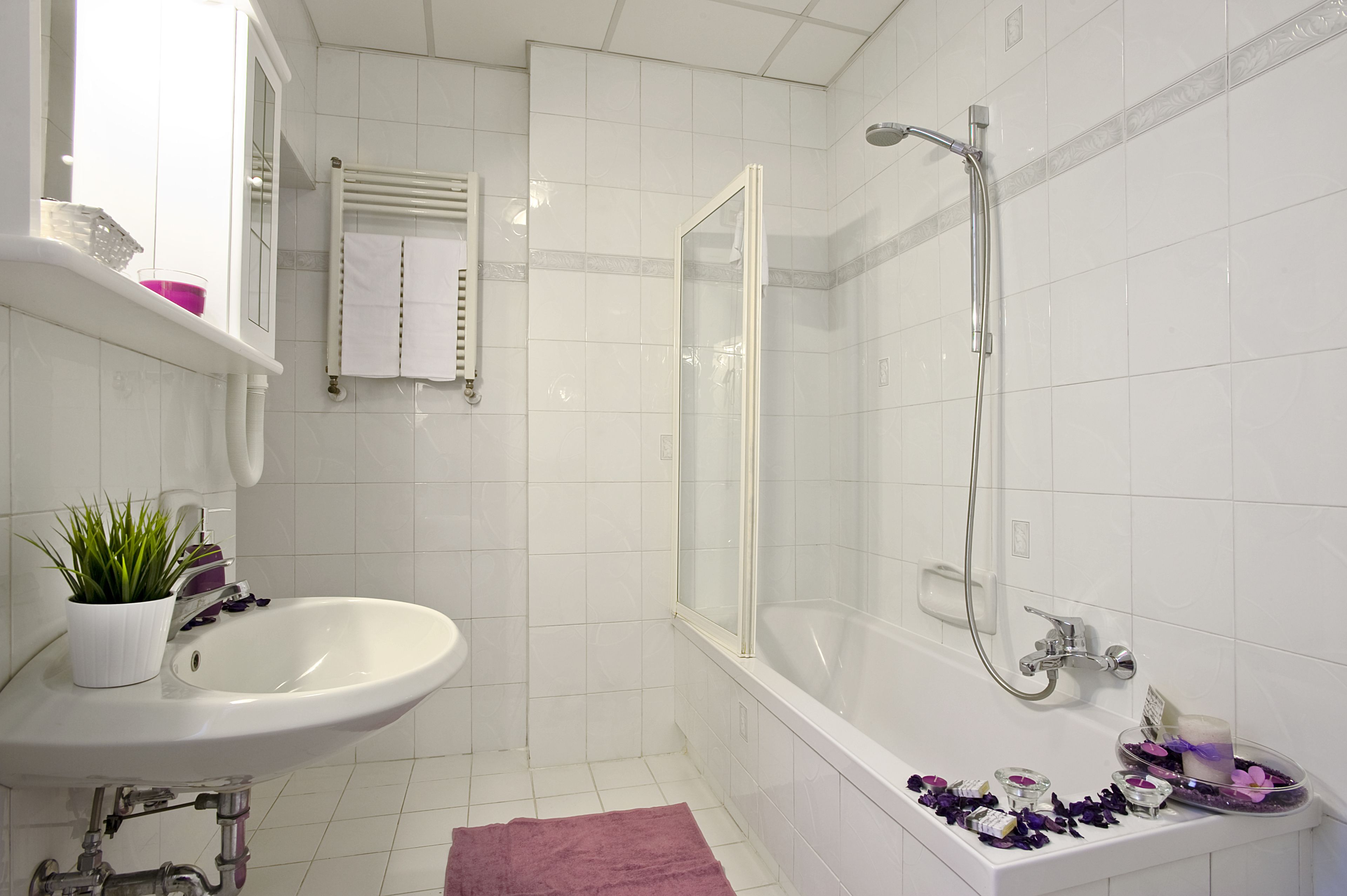 standard double room | bathroom | shower, rainfall showerhead, free toiletries, hair dryer