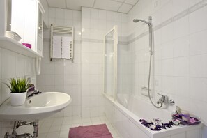 Standard Double Room | Bilik Mandi | Pancuran mandi, hulu semburan mandi hujan 