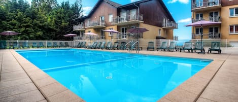 Una piscina al aire libre de temporada