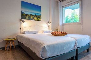 Desk, iron/ironing board, free WiFi, bed sheets - Zenitude Evian Les Terrasses du Lac, an Ascend Collection Hotel (Evian-les-Bains)