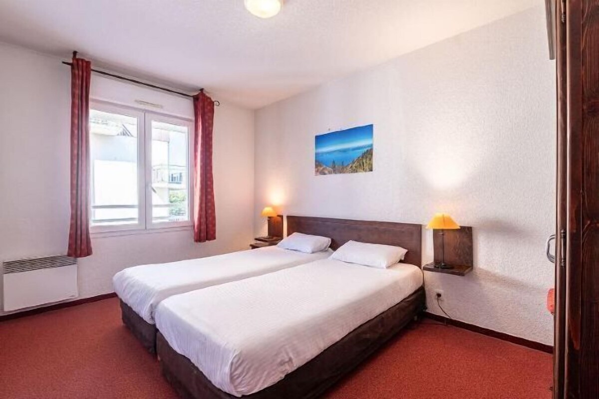 Desk, iron/ironing board (on request), free WiFi, bed sheets