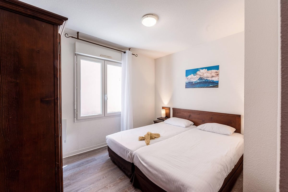 Escriptori, planxa i posts de planxar, wifi gratuïta i roba de llit