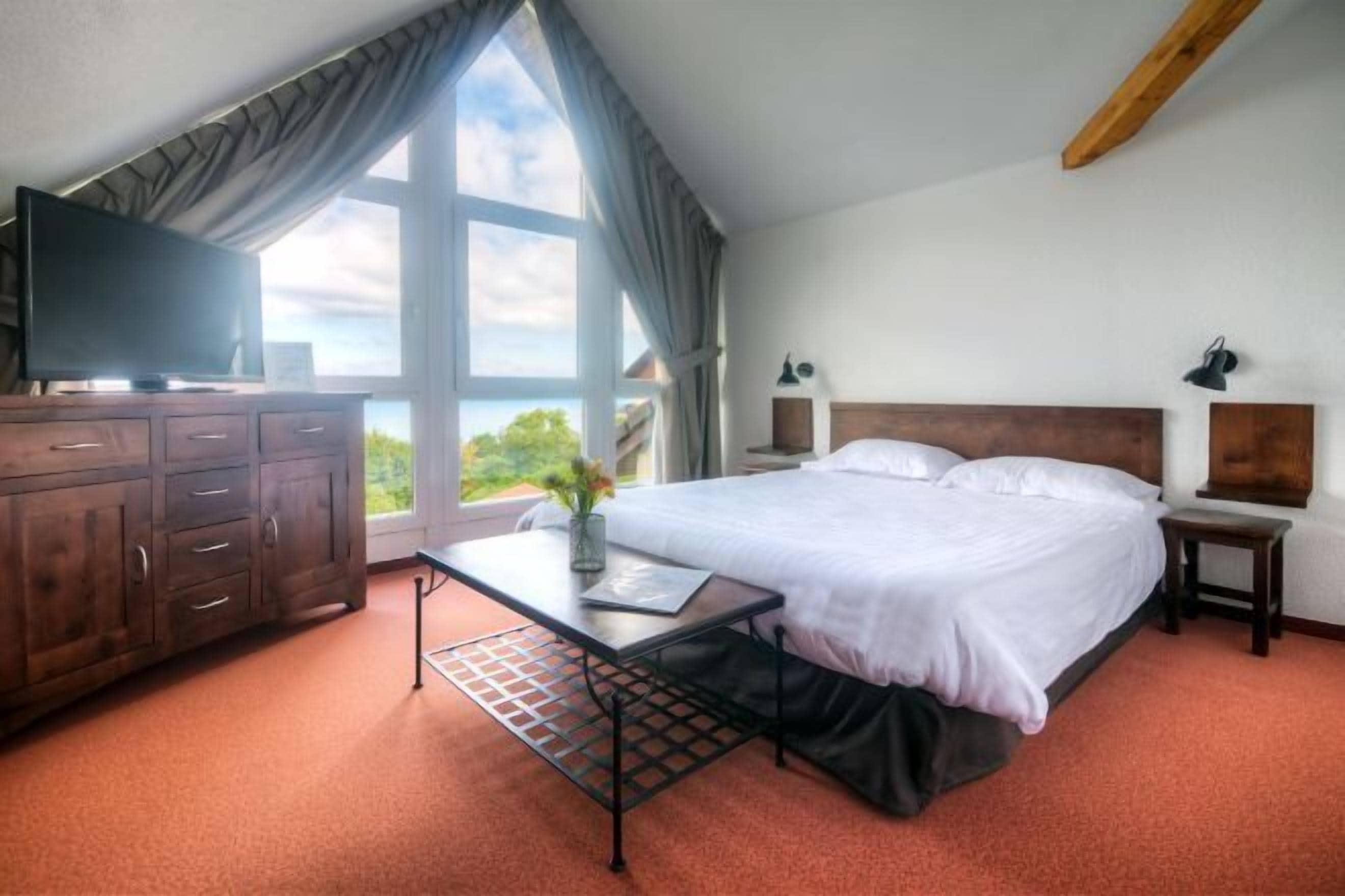 Desk, iron/ironing board, free WiFi, bed sheets