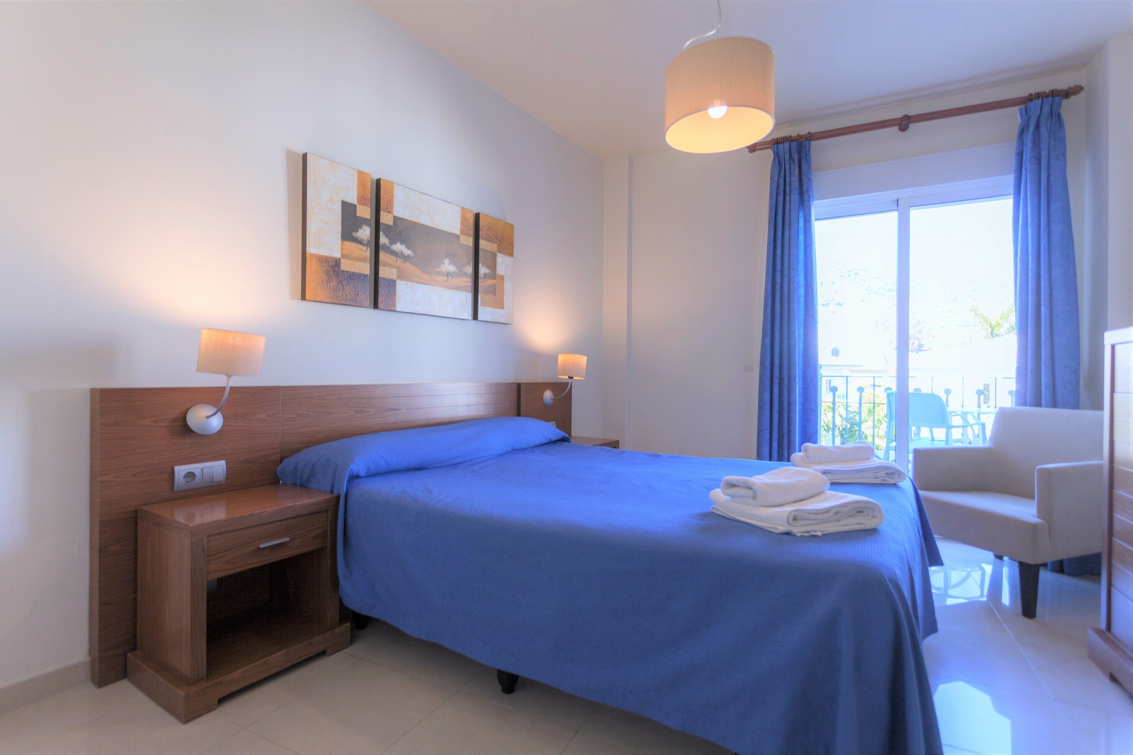 Cortinas blackout, tabla de planchar con plancha y cunas gratuitas 
