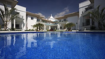 Piscina coberta i piscina a l'aire lliure