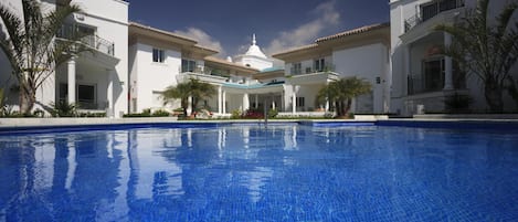 Piscina coberta i piscina a l'aire lliure