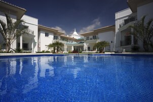 Indoor pool, outdoor pool