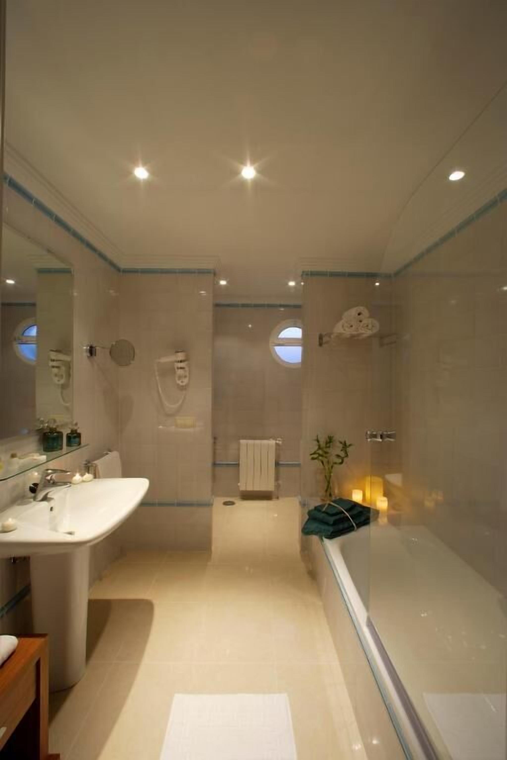 ฝักบัวในอ่างอาบน้ำ, ไดร์เป่าผม, โถสุขภัณฑ์แบบบิเดท์, ผ้าเช็ดตัว