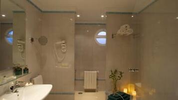 Combinació de dutxa i banyera, assecador de cabells, bidet i tovalloles