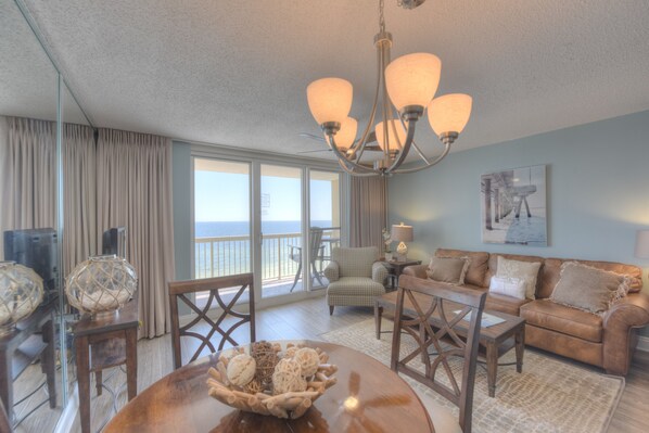 Condo, 1 Bedroom, 2 Bathrooms, Sea Facing | In-room dining